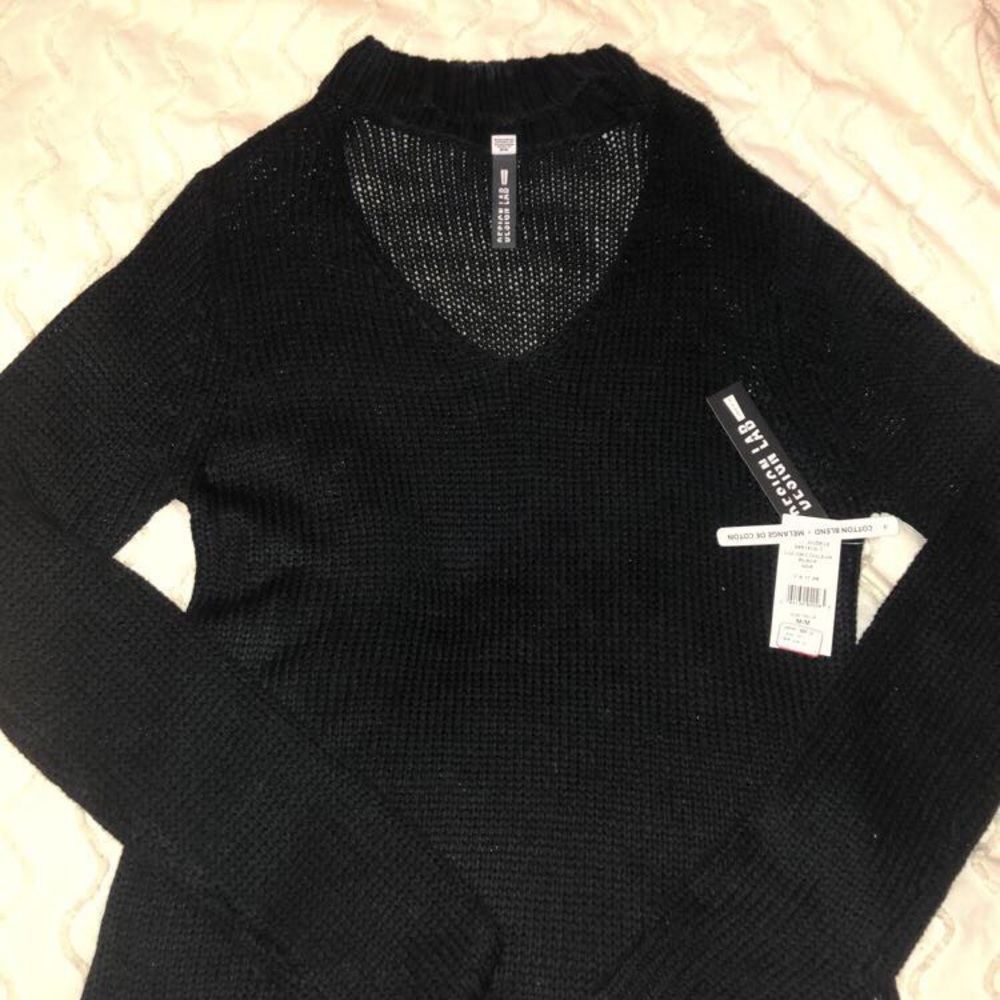 SUPER CUTE NEVER WORN DESIGN LAB SWEATER